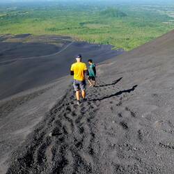 Es geht steil und rutschend bergab