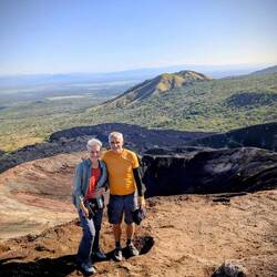 Tomi steht in einem heißen Loch