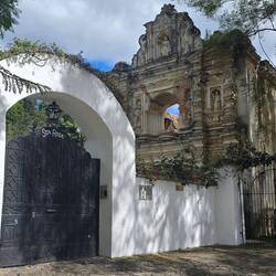 Hotel an einer Ruine