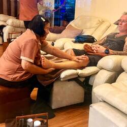 L'incontournable foot massage pour Greg qui est sorti de l'avion les chevilles bien gonflées 😓