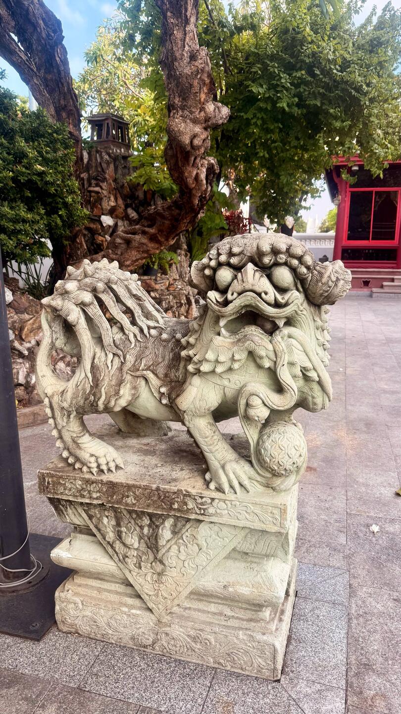 Tu ne peux pas te promener sans rentrer dans des temples même avec les bagages sur le dos 😅