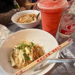 Enfin ! Notre repas thaï !😛 chaque plat 1,40€ et mon watermelon smoothie 1€ 🤗😍une tuerie ! ❤️