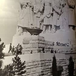 Die originale Stalin-Statue, auf deren Sockel heute das Metronom steht.