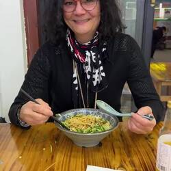 Andrea zeigt ihre "Stäbchenesskünste" 🤣