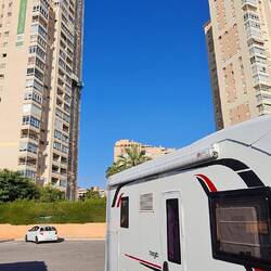 Wir stehen mit 7 anderen zwischen den Hochhäusern