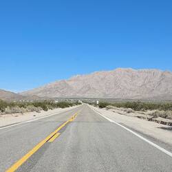 Wüste, Straße und Berge.