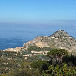 Blick auf den Cefalú-Felsen