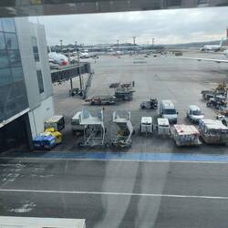 Und hier steht kein Flugzeug am Gate. Der, den man sieht ist der vom Gate daneben beim wegfahren