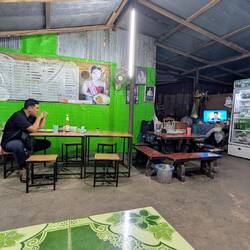 Menü an der Wand, laufender Fernseher und gratis Wasser: Typisch Thailand!