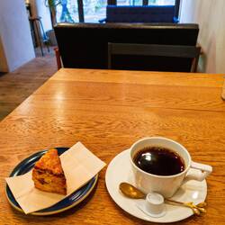Coffee and scone while waiting for my reservation time at Saiho-ji