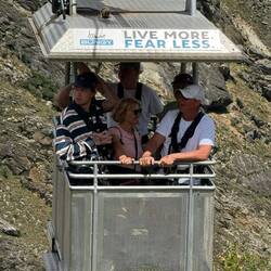 4 Leute unserer Gruppe stürzen sich beim Bungee-Jumping in die Tiefe