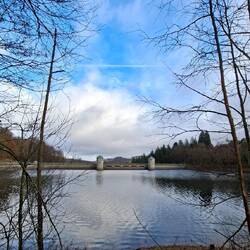 Schöner Blick auf die Staumauer der Fürwigge Talsperre.