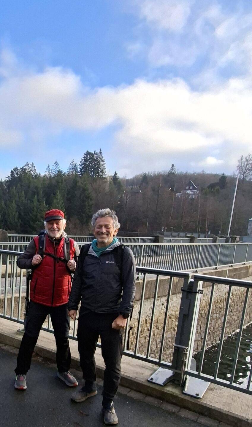 Wir starten an der Staumauer....