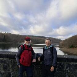 Auf der Staumauer der Verse Talsperre.