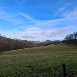 ...mit schönem Blick ins Sauerland.