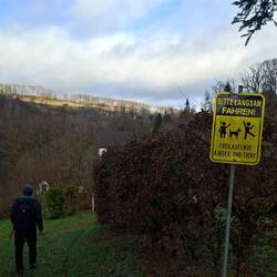 Abstieg zur Talsperre über scheinbar privates Gelände.