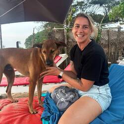 Die Hunde hier sind seeeeeehr liebesbedürftig 😄