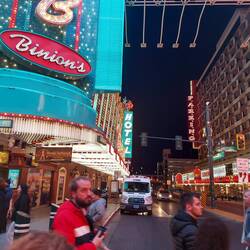 Da sieht man das Hotel Schild und direkt da ist auch das Parkhaus.