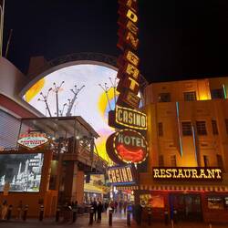 Blick auf die Überdachung aus LED Schirmen.