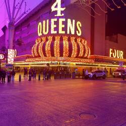 Fußgängerzone wird von einer Straße zerschnitten.