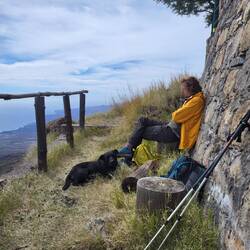 Es ist windgeschützt, hier verweilen wir länger und genießen die Aussicht.