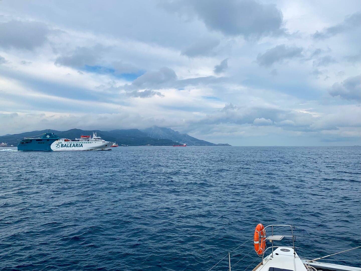 Wir lassen uns vor Ceuta treiben.