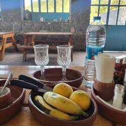 Wasser und Obst reichen für den langen Abstieg nicht.