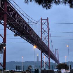 Ponte 25 de abril en christo rei op de achtergrond