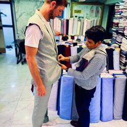 Mats bim Fitting für si gschnideret Aazug 😄