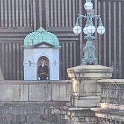 Wache bei der Nijubashi-Brücke