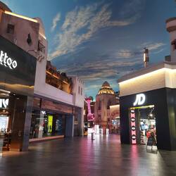 Läden im Planet Hollywood, auch wenn es so aussieht als wäre es im Freien. LED Bildschirme