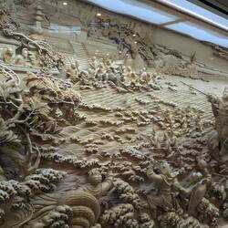 Beeindruckende Holzreliefs: Bai Suzhen führt ihre Truppen in die Schlacht gegen Fahai