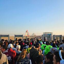 So viele Menschen. Die Organisation ist gut aber noch mehr geht eigentlich nicht.