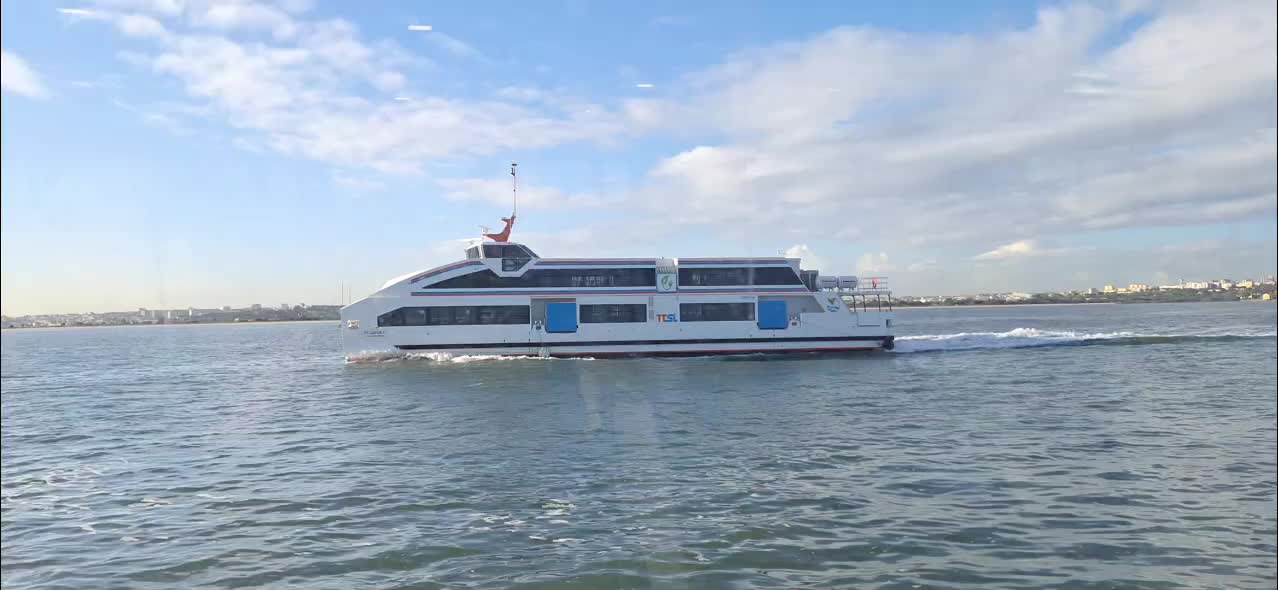 Eine Fähre von Seixal nach Lissabon