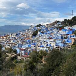 Chefchaouen zeigt sich wie im Bilderbuch - immer wieder ein Sonnenstrahl durch die blauen Gassen.
