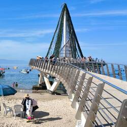 Die Seebrücke wird gerade zum Weihnachtsbaum umgestaltet