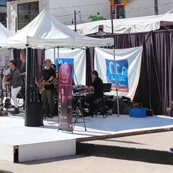 Live-Musik mit Tänzer.