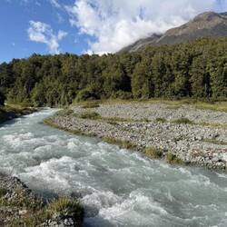 Den kleinen Fluss müssen wir zweimal überqueren