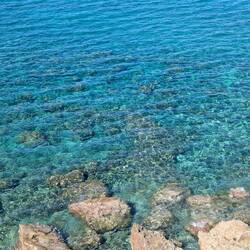 Crystal-clear sea water 🌊