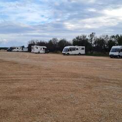Auf dem Parkplatz für über 100 Weihnmobile standen nur Neun über Nacht
