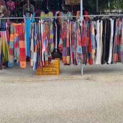 Und beim Einkaufen natürlich das Paradies für bunte Hosen Liebhaber