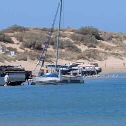 Mal eben das Segelboot am Strand zu Wasser gelassen