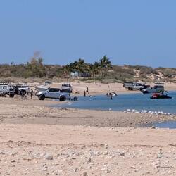 Alle fahren mit dem Auto und Hänger vor 😜