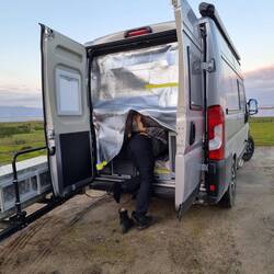 Tja, wer kein Kopf hat muss halt durch die Hundebox klettern