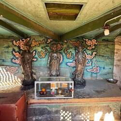 Kleiner in den Felsen eingebauter Tempel