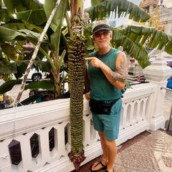 Greg en admiration devant les bananes 🤣🤣