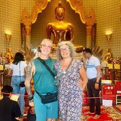 Devant le bouddha d'or ❤️