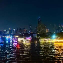 Le fleuve de nuit avec ses bateaux illuminés 🤩