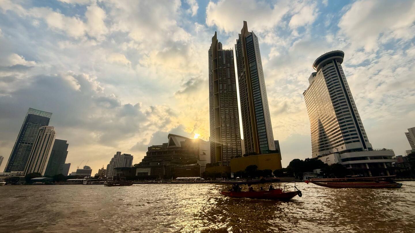 Sur le fleuve Chao Praya (le Hilton à droite, et l'Iconsiam au centre)