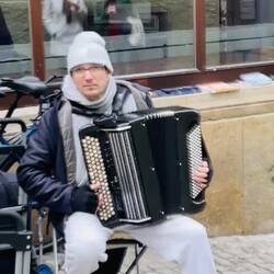 Cada esquina vibra con música que calienta el corazón.